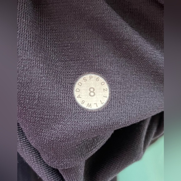 Lululemon High Rise Crop Luxtreme Workout Leggings - True Navy - Size 8 - Picture 3 of 6